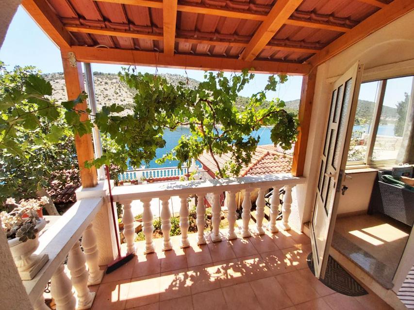 Apartments Carmen Vinišće מראה חיצוני תמונה