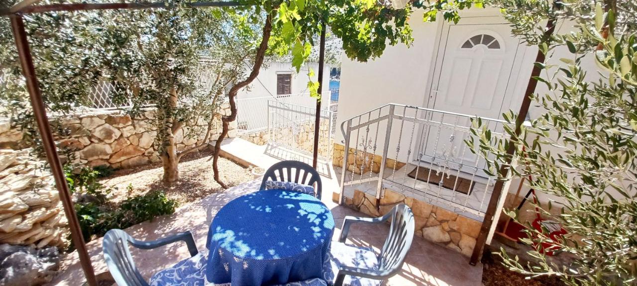 Apartments Carmen Vinišće מראה חיצוני תמונה