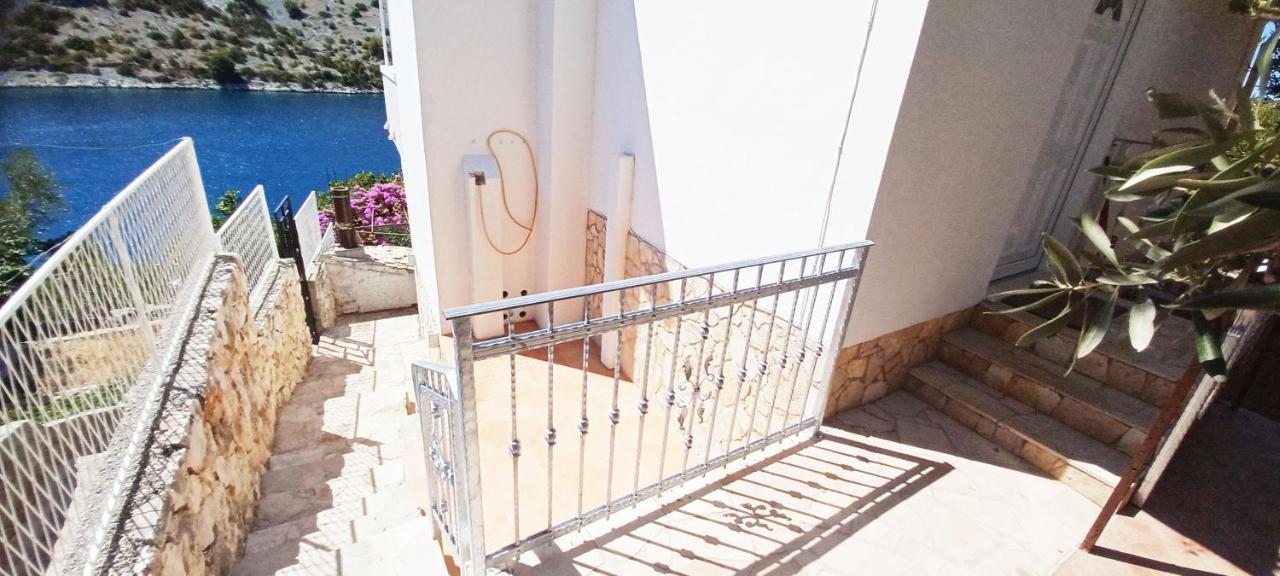 Apartments Carmen Vinišće מראה חיצוני תמונה