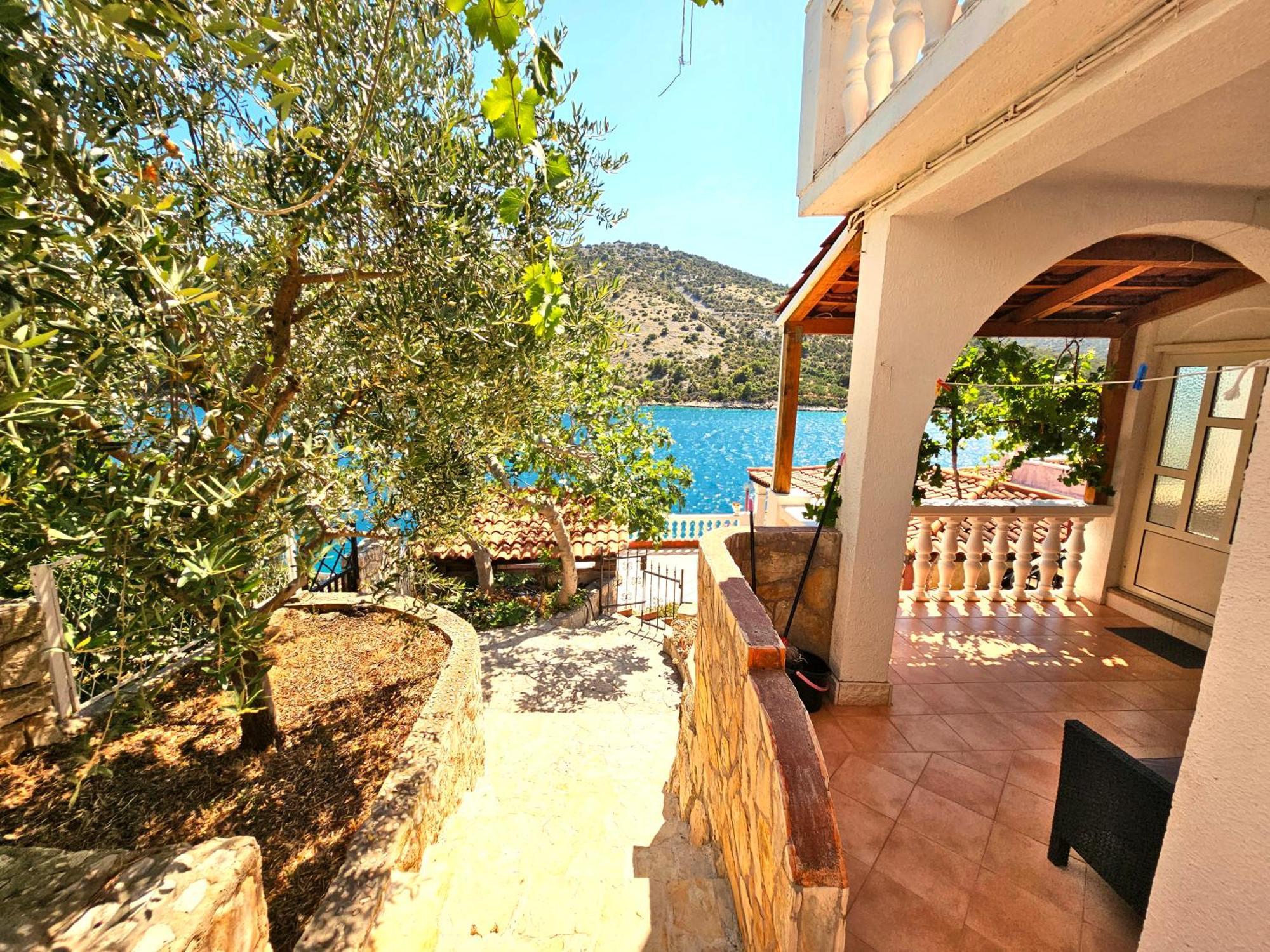 Apartments Carmen Vinišće מראה חיצוני תמונה