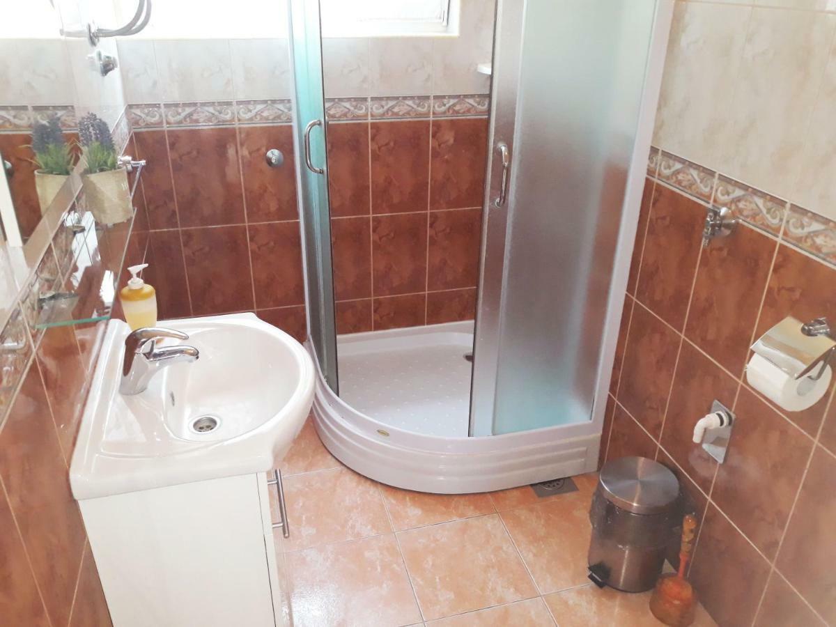 Apartments Carmen Vinišće מראה חיצוני תמונה